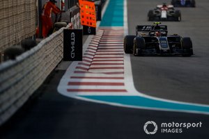 Kevin Magnussen, Haas F1 Team VF-19, Kimi Raikkonen, Alfa Romeo Racing C38
