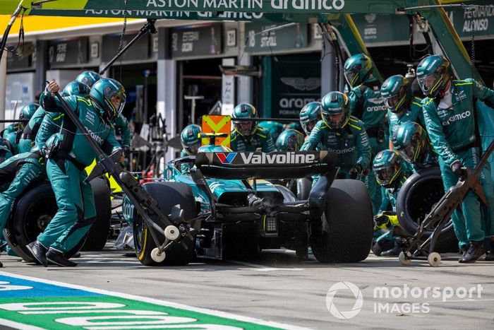 Fernando Alonso, Aston Martin AMR24, entra en boxes