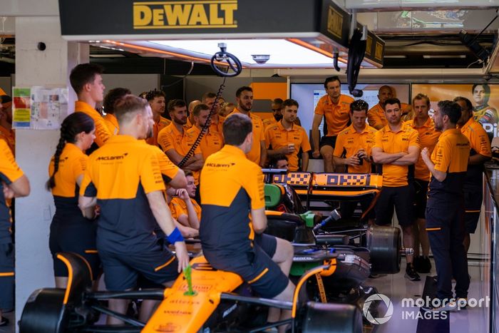 Miembros del equipo McLaren en el garaje