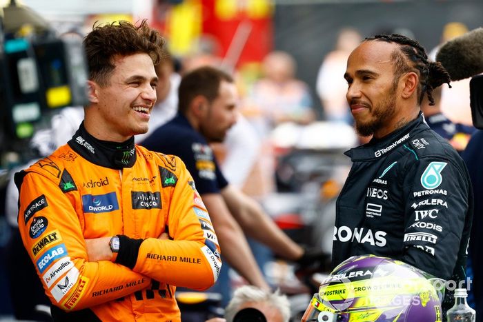 El hombre de la pole Lando Norris, McLaren F1 Team, Lewis Hamilton, Mercedes-AMG F1 Team, hablan en Parc Ferme tras la clasificación
