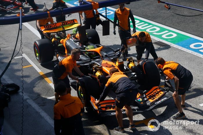 El equipo de boxes de McLaren trabaja en el coche de Lando Norris, McLaren MCL38, en el pit lane. 