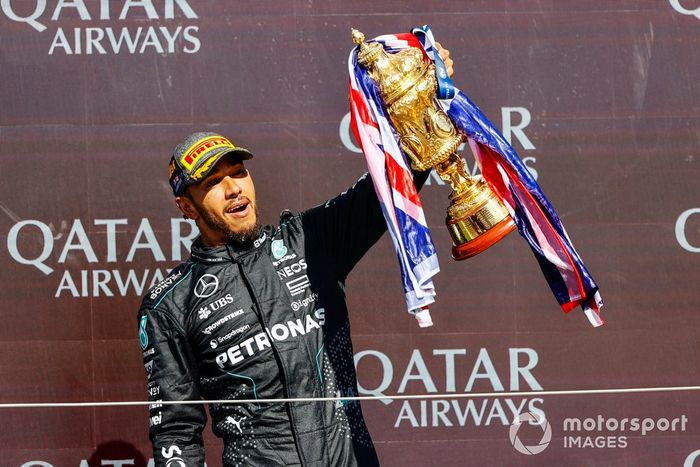 Lewis Hamilton, Mercedes-AMG F1 Team, 1ª posición, celebra en el podio con el trofeo de vencedor.
