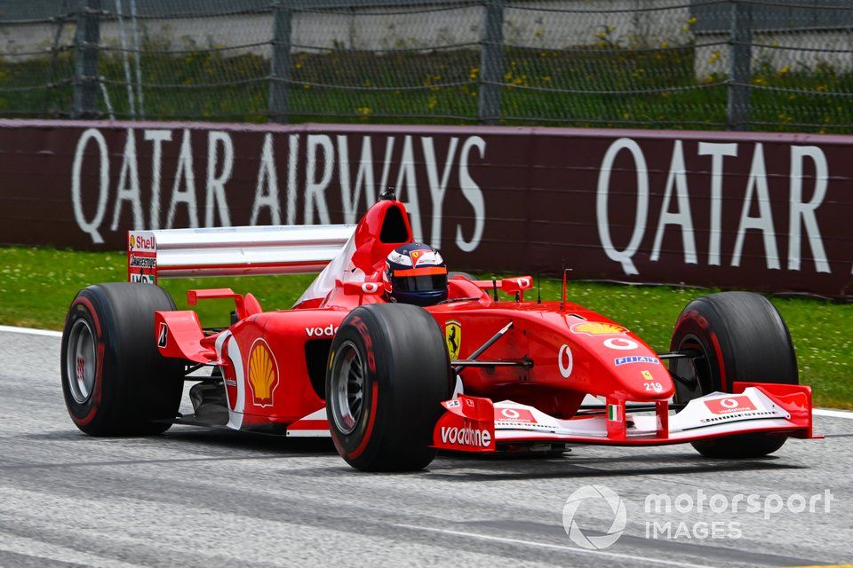 Gerhard Berger prowadzi Ferrari F2002 Michaela Schumachera z 2002 roku w Paradzie Legend.