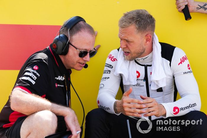 Kevin Magnussen, Haas F1 Team, en la parrilla con un ingeniero