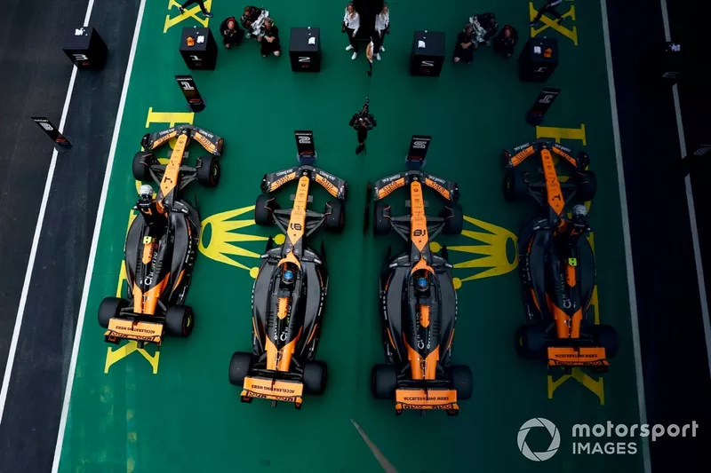 Lando Norris, McLaren MCL38, Oscar Piastri, McLaren MCL38, au Parc Ferme
