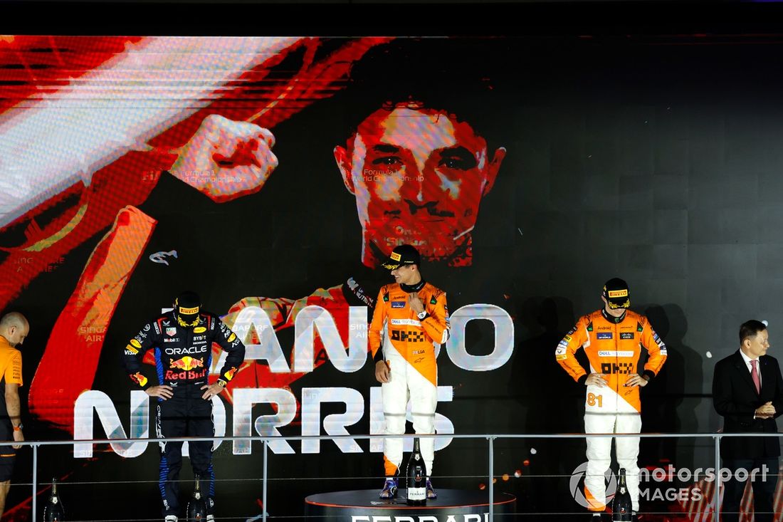 Max Verstappen, Red Bull Racing, 2ª posición, Lando Norris, McLaren F1 Team, 1ª posición, y Oscar Piastri, McLaren F1 Team, 3ª posición, en el podio.