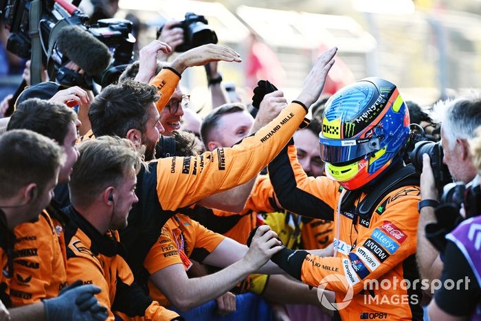 Oscar Piastri, McLaren F1 Team, 1ª posición, celebra en Parc Ferme 