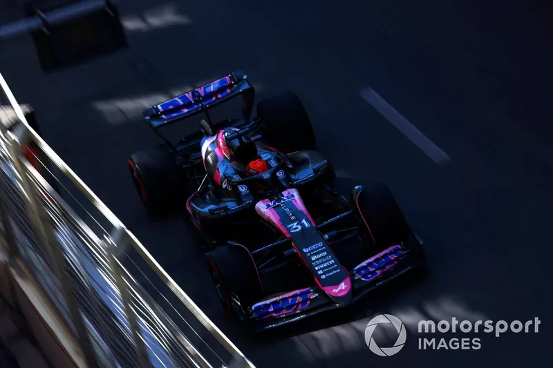 Esteban Ocon, Alpine A524, lors d'un tour de reconnaissance 