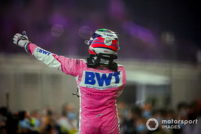 El ganador de la carrera Sergio Pérez, Racing Point celebra en Parc Ferme