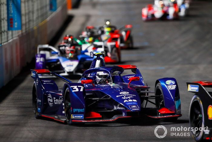 Nick Cassidy, Envision Virgin Racing, Audi e-tron FE07, por delante de Maximilian Guenther, BMW I Andretti Motorsports, BMW iFE.21