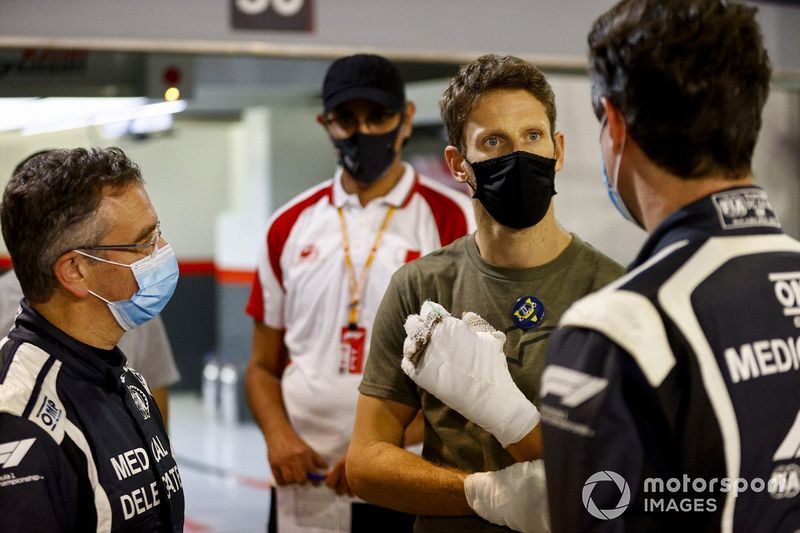 Romain Grosjean, Haas F1 se reúne con el doctor Ian Robert y el piloto del coche médico Alan van der Merwe que lo asistió en su accidente