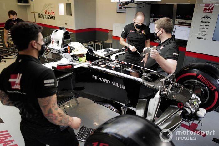 Mick Schumacher ajustando su asiento de Haas F1 con su ingeniero, Gary Gannon