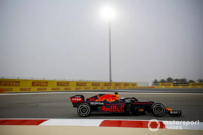 Lateral: Red Bull Racing RB16B