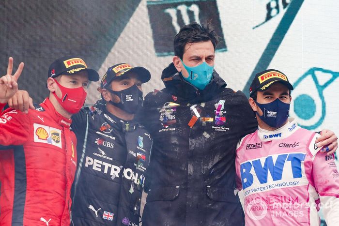 Podio: ganador y campeón del mundo Lewis Hamilton, Mercedes-AMG F1 con Toto Wolff, Director Ejecutivo (Negocios), Mercedes AMG, segundo lugar Sergio Pérez, Racing Point, y tercer lugar Sebastián Vettel, Ferrari