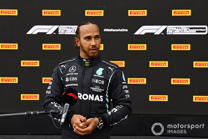 Lewis Hamilton, de Mercedes, habla con la prensa en el Parc Ferme 