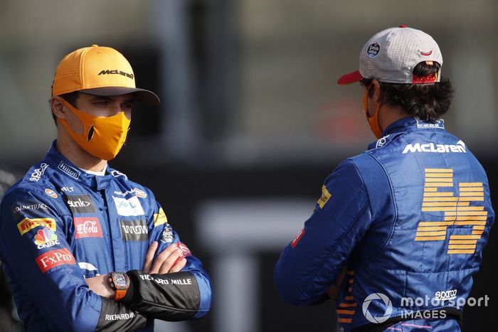 Lando Norris, McLaren, Carlos Sainz Jr., McLaren, durante la foto de grupo de los pilotos al final de la temporada