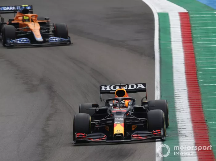 Max Verstappen, Red Bull Racing RB16B, Lando Norris, McLaren MCL35M
