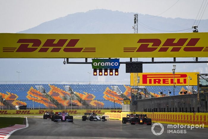 Alex Albon, Red Bull Racing RB16, Sergio Perez, Racing Point RP20, Kimi Raikkonen, Alfa Romeo Racing C39, y Daniil Kvyat, AlphaTauri AT01, practican las salidas