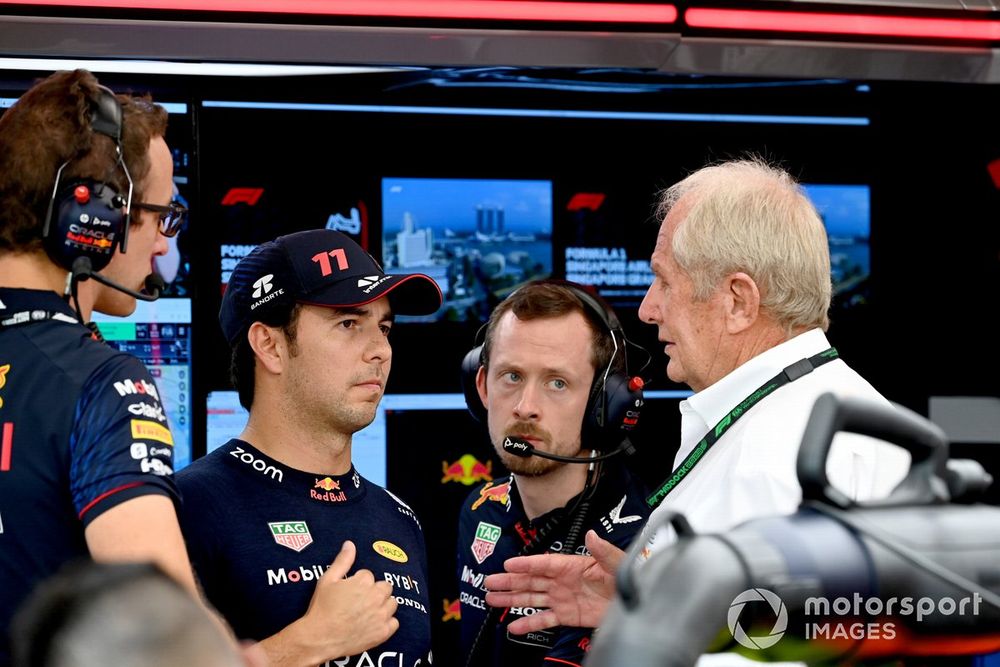 Sergio Pérez y Helmut Marko durante la FP1 del GP de Singapur 2023.