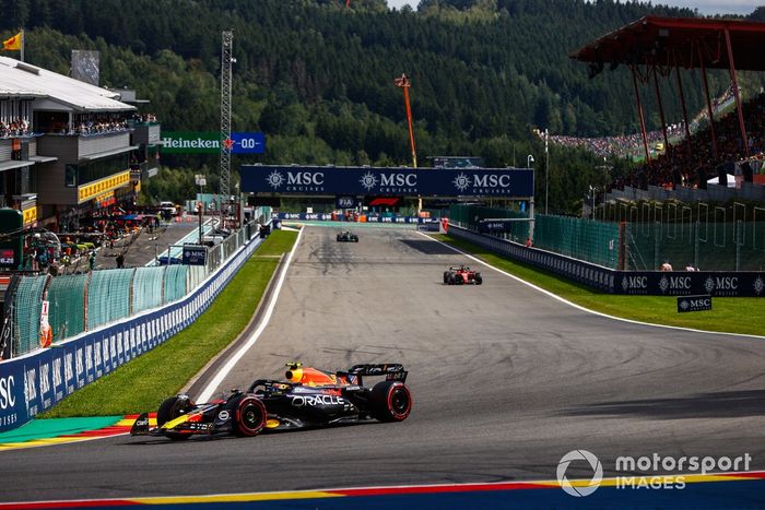 Sergio Pérez, Red Bull Racing RB19, Charles Leclerc, Ferrari SF-23
