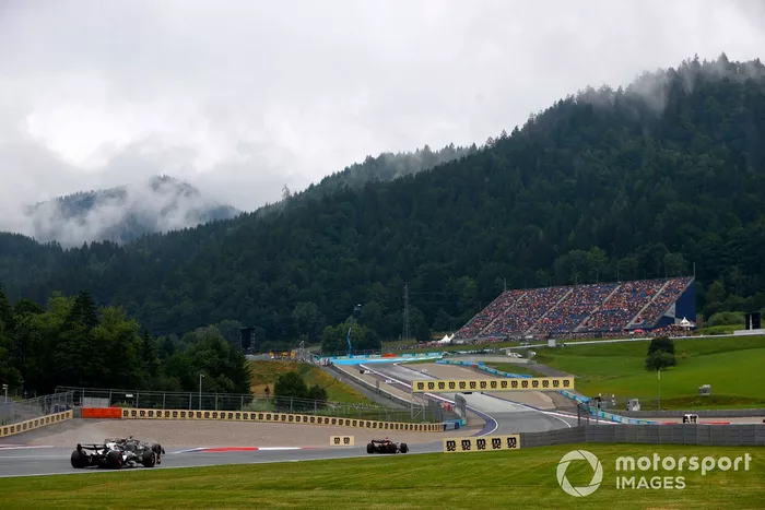 Max Verstappen, Red Bull Racing RB19, George Russell, Mercedes F1 W14, Yuki Tsunoda, AlphaTauri AT04
