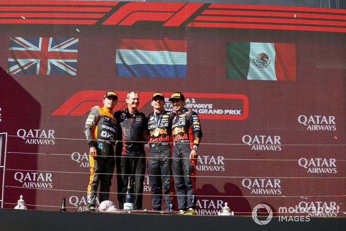 Lando Norris, McLaren, 2ª posición, Paul Monaghan, Ingeniero Jefe, Red Bull Racing, Max Verstappen, Red Bull Racing, 1ª posición, Sergio Pérez, Red Bull Racing, 3ª posición, en el podio.