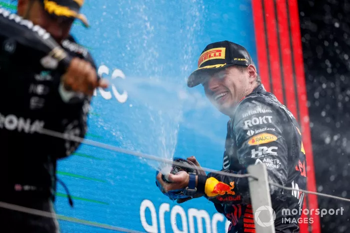 Lewis Hamilton, Mercedes-AMG, 3ª posición, Max Verstappen, Red Bull Racing, 1ª posición, rocía Champán en el podio.