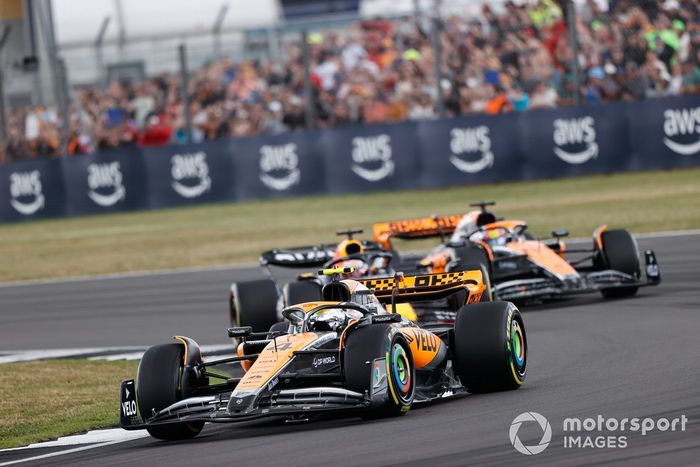 Lando Norris, McLaren MCL60, Max Verstappen, Red Bull Racing RB19, Oscar Piastri, McLaren MCL60