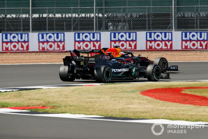 Valtteri Bottas, Mercedes F1 W11 y Max Verstappen, Red Bull Racing RB16 batalla por el liderato de la carrea