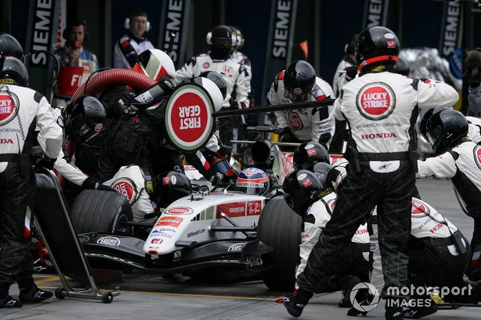 Takuma Sato, BAR Honda 007 pitstop