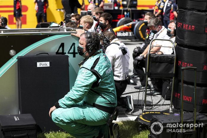 Los mecánicos del Mercedes se ponen de rodillas en la parrilla