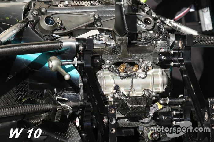 Detalle de la suspensión delantera del Mercedes F1 W10