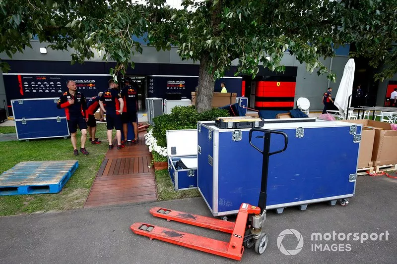 El personal de Red Bull empaca el equipo en el paddock