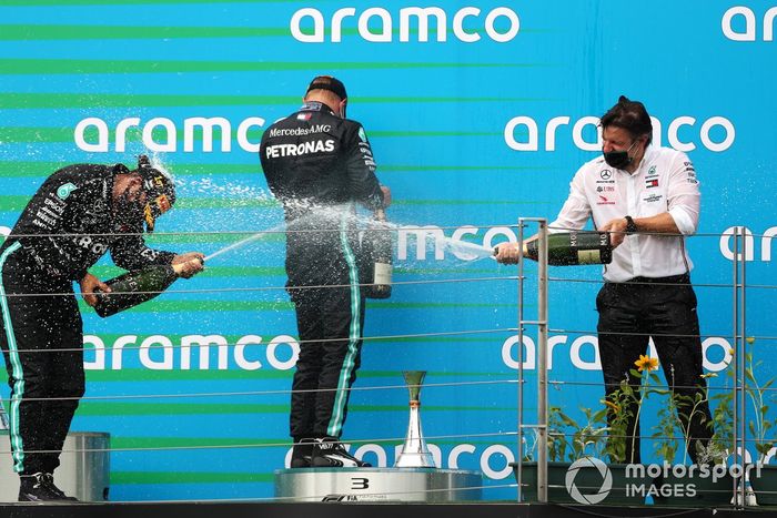 Podio: ganador Lewis Hamilton, Mercedes-AMG Petronas F1, y el tercer lugar Valtteri Bottas, Mercedes-AMG Petronas F1, rocían champán