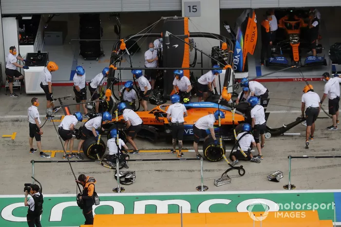 Mecánicos en el pit lane con el monoplaza de Lando Norris, McLaren MCL35