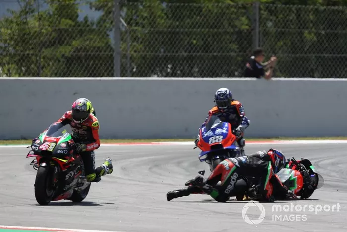 Bradley Smith, Aprilia Racing Team Gresini choca con Aleix Espargaro, Aprilia Racing Team Gresini