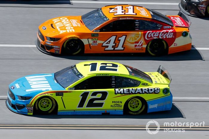  Ryan Blaney, Team Penske, Ford Mustang Menards/Knauf  Daniel Suarez, Stewart-Haas Racing, Ford Mustang Coca-Cola Orange Vanilla