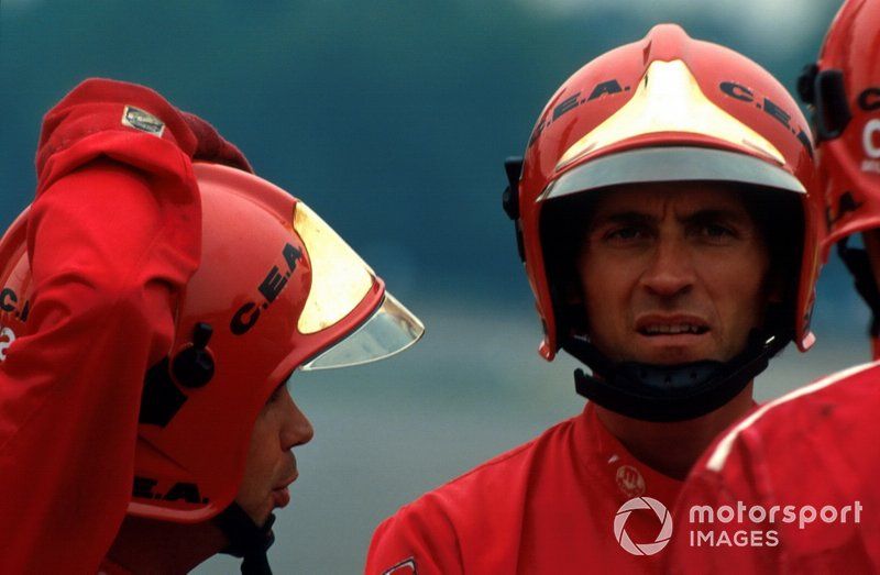 Los bomberos llegan para salvar la vida de Gerhard Berger, Ferrari