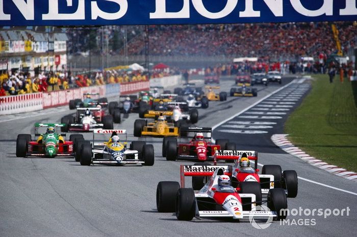 Alain Prost, McLaren MP4-5 Honda, à frente de Ayrton Senna na relargada