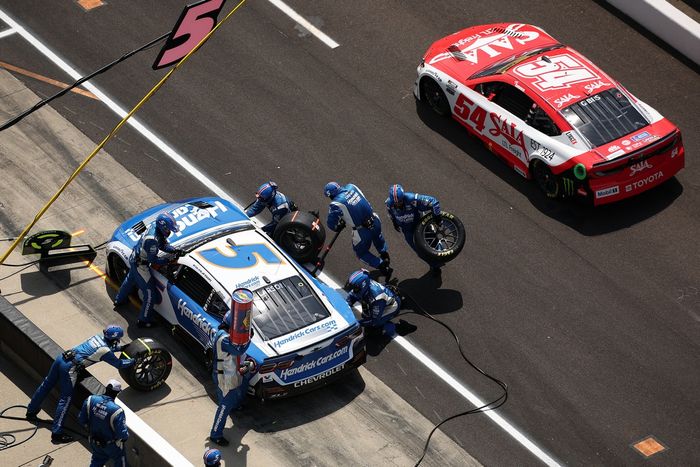 Kyle Larson, Hendrick Motorsports Chevrolet, Ty Gibbs, Joe Gibbs Racing Toyota