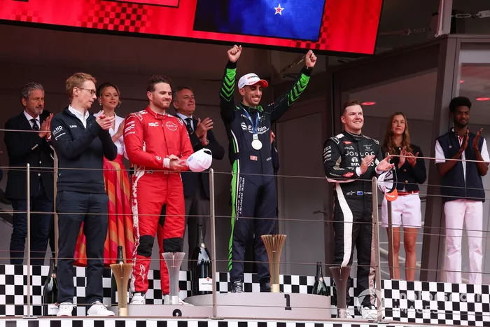 Ganador de la carrera Sébastien Buemi, Envision Racing, segundo clasificado Oliver Rowland, Nissan Formula E Team, tercer clasificado Nick Cassidy, Jaguar TCS Racing, Sylvain Filippi, Director General, CTO de Envision Racing.
