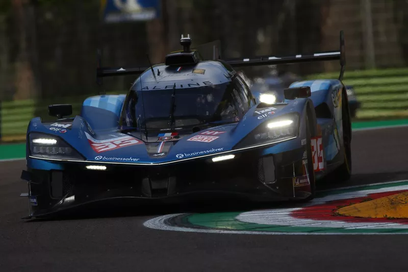 #35 Alpine Endurance Team Alpine A424: Paul-Loup Chatin, Jules Gounon, Charles Milesi