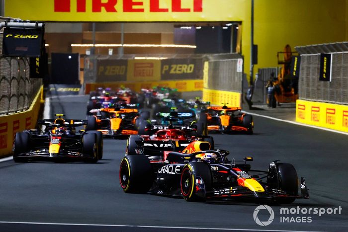 Max Verstappen, Red Bull Racing RB20 el campo