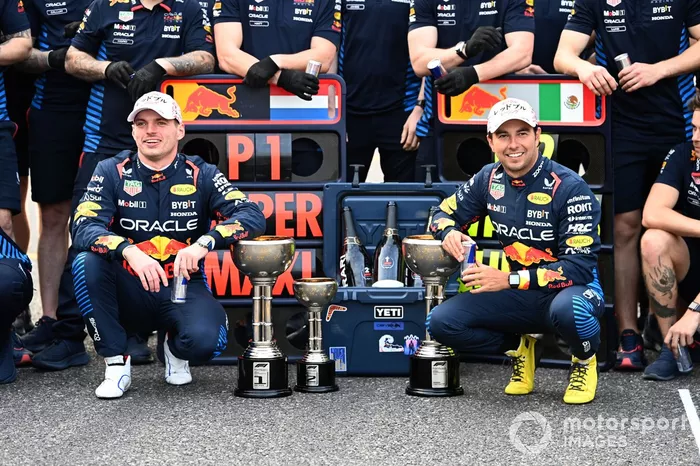 Max Verstappen, Red Bull Racing, 1ère position, et Sergio Perez, Red Bull Racing, 2ème position, célèbrent avec leur équipe.