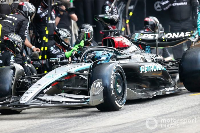George Russell, Mercedes F1 W15, en el pit lane tras una parada en boxes