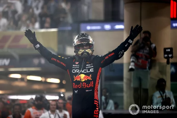 Max Verstappen, Red Bull Racing, 1ª posición, celebra su llegada al Parc Ferme