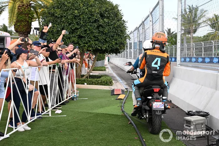 Lando Norris, de McLaren, en scooter de vuelta a los boxes después de estrellarse en la carrera