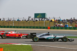 Lewis Hamilton, Mercedes AMG F1 Team W07, und Kimi Räikkönen, Ferrari SF16-H, im Positionskampf