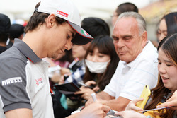 Esteban Gutierrez, Haas F1 Team signeert handtekeningen voor de fans