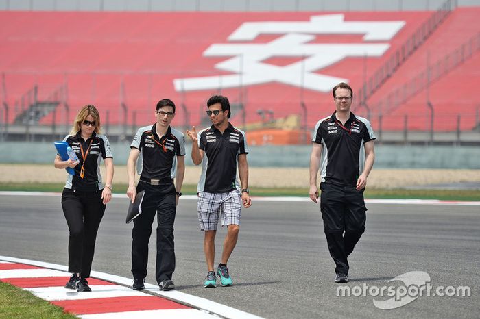 Sergio Perez, Sahara Force India F1 camina el circuito con el equipo